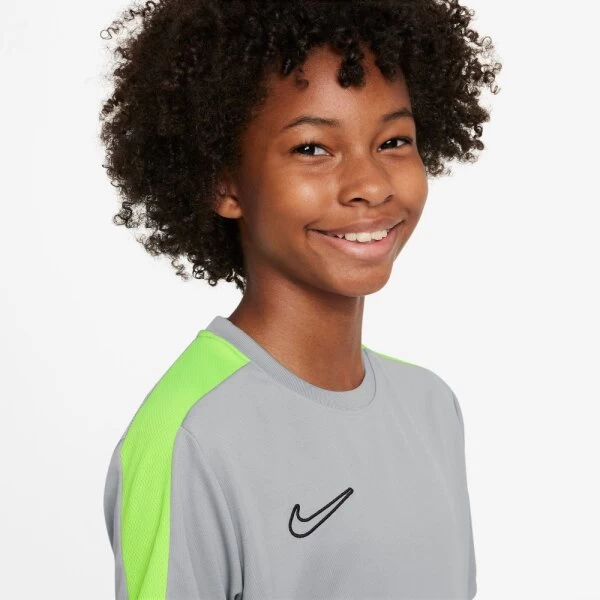 Nike Dri-FIT Academy 23 Fußballoberteil Kinder Grau/neongelb 10 Nike Dri-FIT Academy 23 Fußballoberteil Kinder Grau/neongelb – Bild 8
