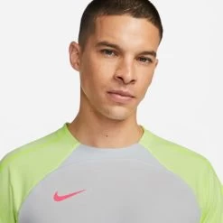 Nike Dri-FIT Strike Kurzarm-Fussballoberteil Grau/neongelb -Pro Sport Verkauf nike dri fit strike kurzarm fussballoberteil grau neongelb3