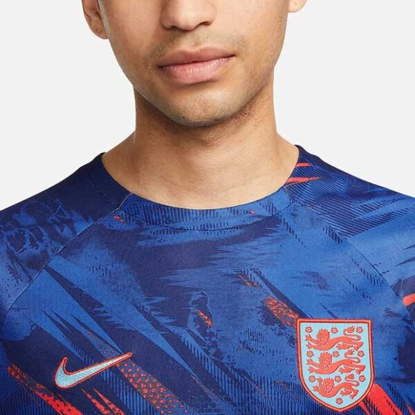 Nike England Dri-FIT Pre-Match Fussballoberteil Blau/rot 6 Nike England Dri-FIT Pre-Match Fussballoberteil Blau/rot – Bild 4