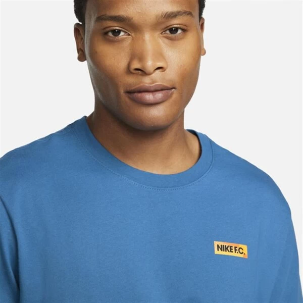 Nike F.C. T-Shirt Seasonal Graphic Blau 6 Nike F.C. T-Shirt Seasonal Graphic Blau – Bild 4