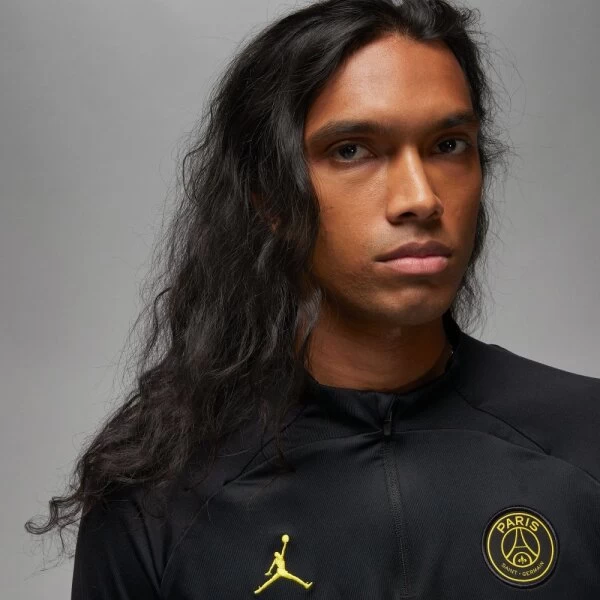 Nike Paris St. Germain X Jordan Strike Langarm-Fussballoberteil Schwarz/gelb 7 Nike Paris St. Germain X Jordan Strike Langarm-Fussballoberteil Schwarz/gelb – Bild 5